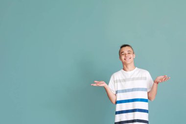 Renkli arka planda sevimli genç çocuk