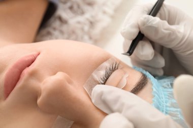 Güzellik salonunda kirpik laminasyon prosedürü geçiren genç kadın