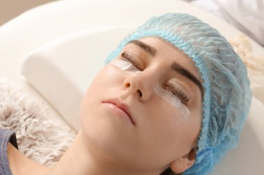 Güzellik salonunda kirpik laminasyon prosedürü geçiren genç kadın