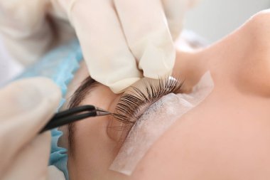 Güzellik salonunda kirpik laminasyon prosedürü geçiren genç kadın, closeup