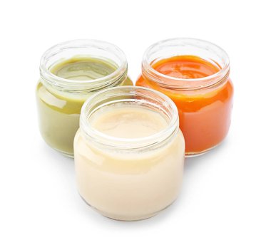 Beyaz arka planda farklı sağlıklı bebek maması ile kavanozlar