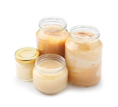 Beyaz arka planda farklı sağlıklı bebek maması ile kavanozlar