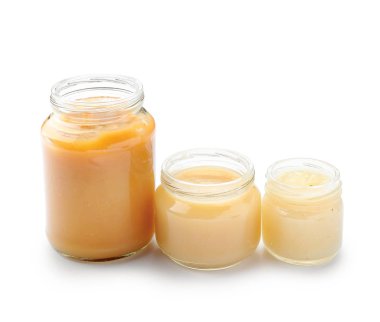 Beyaz arka planda farklı sağlıklı bebek maması ile kavanozlar