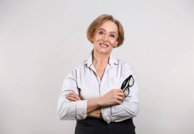 Gri arka plan üzerinde güzel Olgun kadın