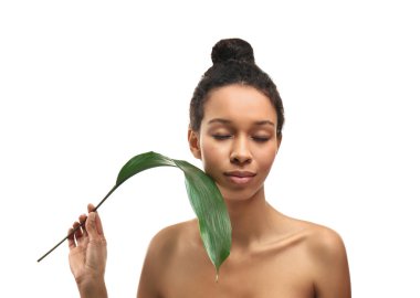 Beyaz arka plan üzerinde tropikal yaprak ile Afrikalı-Amerikalı genç kadın