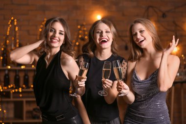Partide şampanya içen güzel genç kadınlar