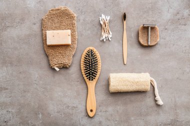 Gri arka planda doğal banyo aksesuarları. Sıfır atık kavramı