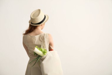 Beyaz arka planda çevre çantası olan bir kadın. Sıfır atık