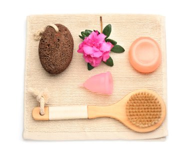 Beyaz arka planda kişisel hijyen için aksesuarlar. Sıfır atık kavramı