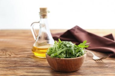 Ahşap masa üzerinde lezzetli taze arugula ile Bowl