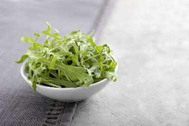 Gri masadaki lezzetli taze roka kasesi.