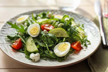 Tabakta lezzetli arugula salatası