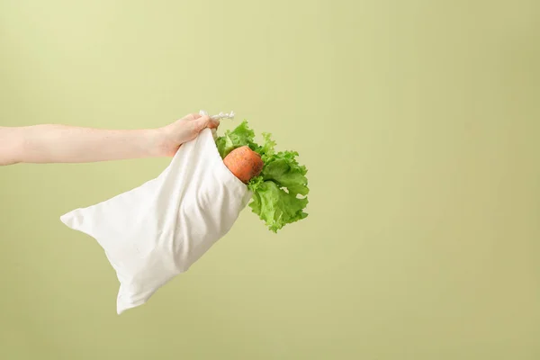 Női kéz friss zöldségek pamut zsákban színes háttér. Zéró hulladékkezelési koncepció — Stock Fotó