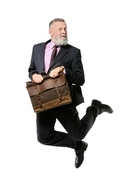Прыгающий взрослый мужчина с портфелем на белом фоне — стоковое фото