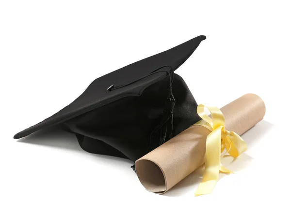 Placa de argamassa e diploma sobre fundo branco. Conceito de graduação do ensino médio — Fotografia de Stock