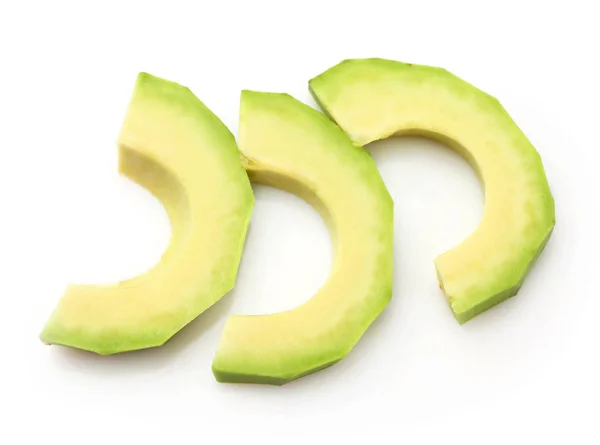 Vers gesneden avocado op witte achtergrond — Stockfoto