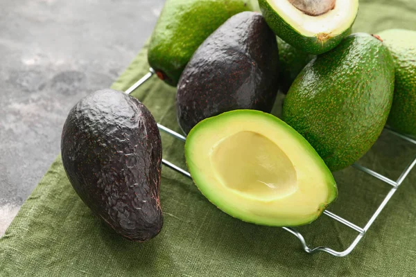Свежий авокадо на столе — стоковое фото