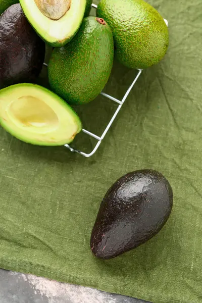 Aguacate fresco en la mesa — Foto de Stock