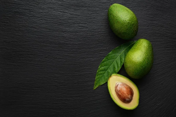 Verse avocado op donkere achtergrond — Stockfoto