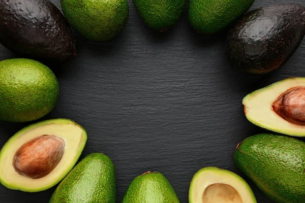 Frame gemaakt van verse avocado op donkere achtergrond — Stockfoto