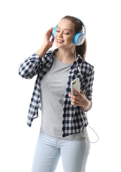 Όμορφη νεαρή γυναίκα που ακούει μουσική σε λευκό φόντο — Φωτογραφία Αρχείου