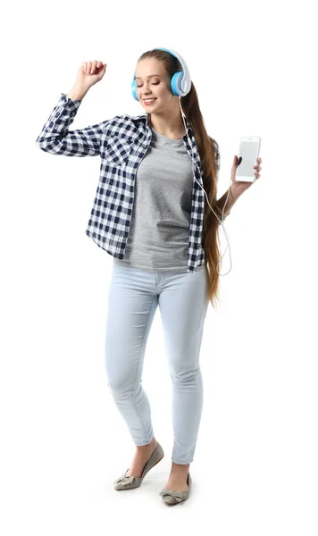 Mooie jonge vrouw luisteren naar muziek op witte achtergrond — Stockfoto