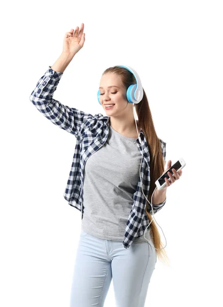 Belle jeune femme écoutant de la musique sur fond blanc — Photo