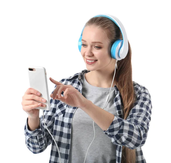 Hermosa joven escuchando música sobre fondo blanco —  Fotos de Stock