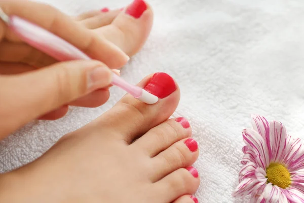 Vrouw doet pedicure, close-up — Stockfoto