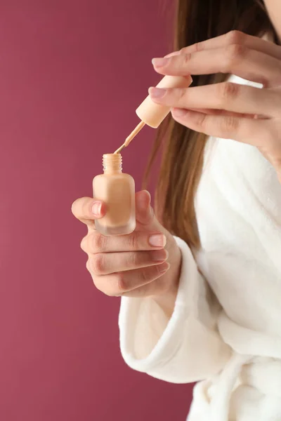 Mulher fazendo manicure no fundo de cor — Fotografia de Stock