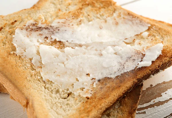 Smaczny chleb tostowy z olejem kokosowym, zbliżenie — Zdjęcie stockowe