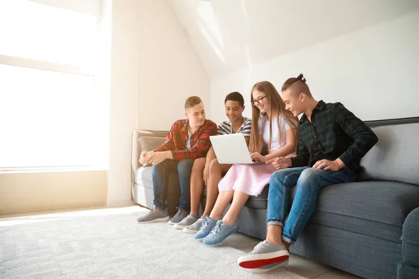 Tieners met moderne laptop thuis — Stockfoto
