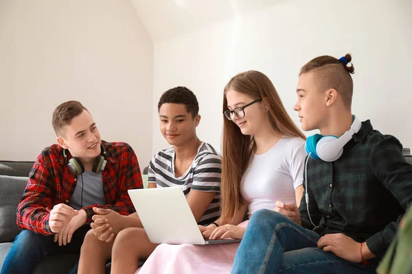 Adolescenti con laptop moderno a casa — Foto Stock