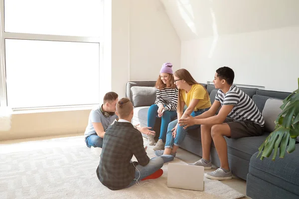 Group of teenagers spending time at home — Stock Photo, Image