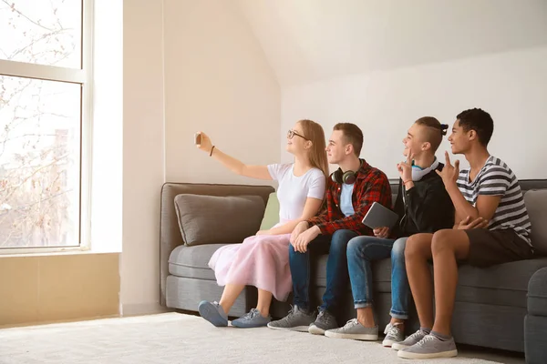 Teenagers taking selfie at home — Stock Photo, Image