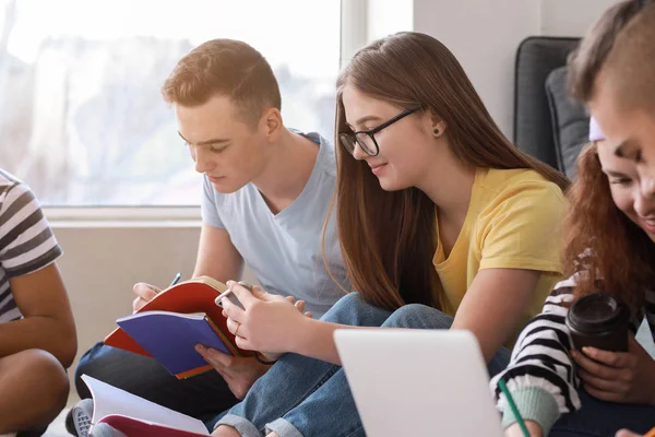 Jugendliche unterrichten gemeinsam zu Hause — Stockfoto