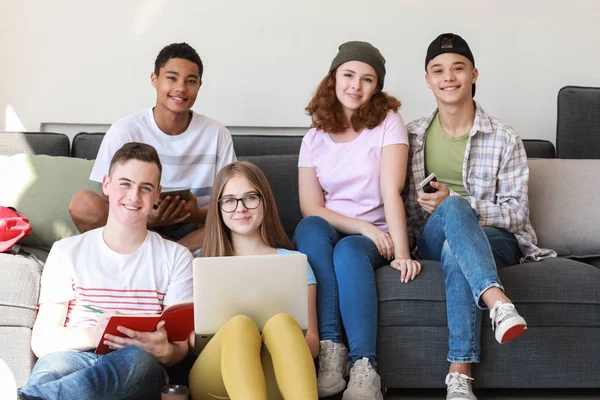 Teenagers spending time together at home — Stock Photo, Image