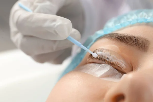 Young woman undergoing procedure of eyelashes lamination in beauty salon, closeup — Stock Photo, Image