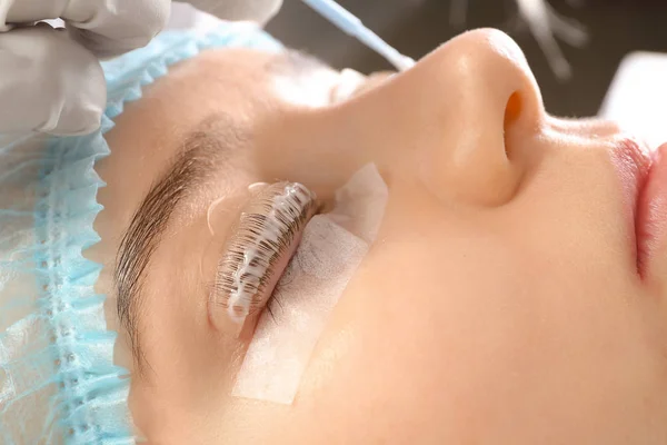 Young woman undergoing procedure of eyelashes lamination in beauty salon, closeup — Stock Photo, Image