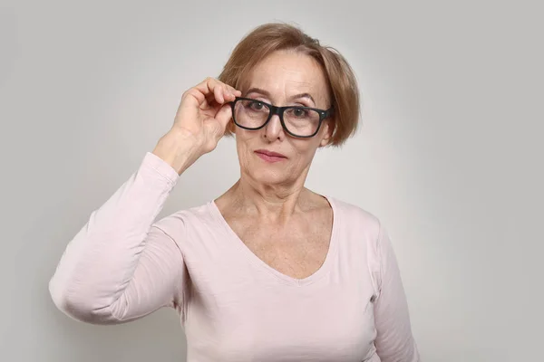 Hermosa mujer madura sobre fondo gris — Foto de Stock