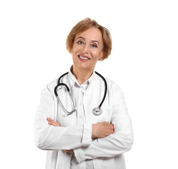 Mooie vrouwelijke arts op witte achtergrond — Stockfoto