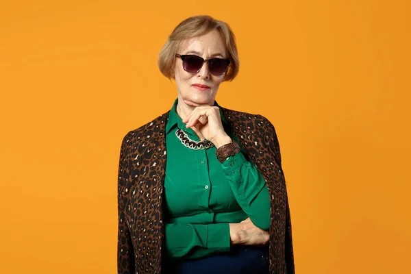Стильная зрелая женщина на цветном фоне — стоковое фото