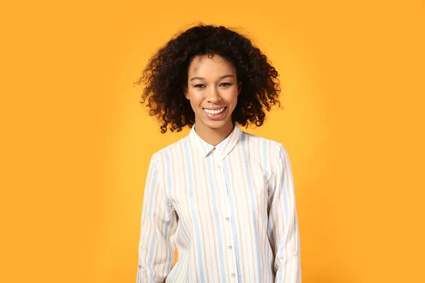Felice donna afro-americana su sfondo di colore — Foto Stock