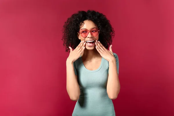 Boldog afro-amerikai nő a színes háttér — Stock Fotó