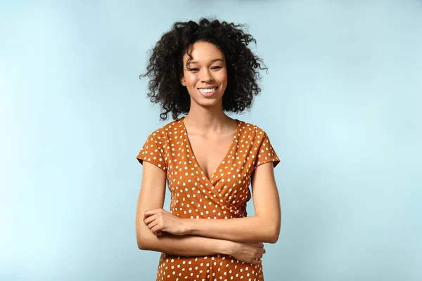 Felice donna afro-americana su sfondo di colore — Foto Stock