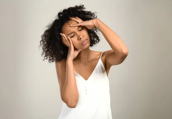 Stressad afro-amerikansk kvinna på grå bakgrund — Stockfoto