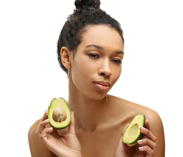 Junge afrikanisch-amerikanische Frau mit gesunder Avocado auf weißem Hintergrund — Stockfoto