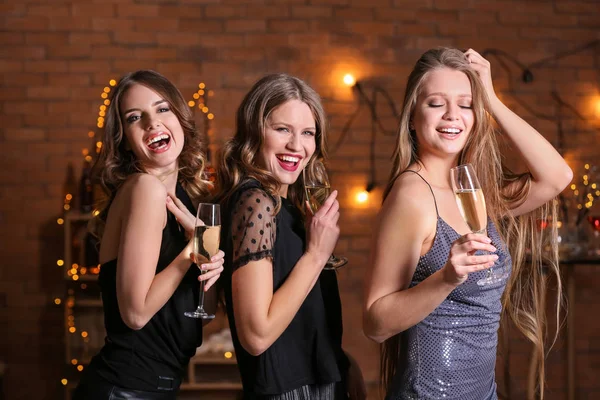 Belle giovani donne che bevono champagne alla festa — Foto Stock