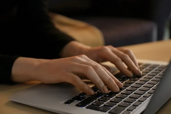 Frau mit Laptop in der Nacht, Nahaufnahme — Stockfoto