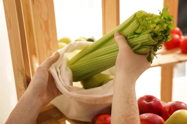 エコバッグを持つ女性が店で野菜を買う。廃棄物ゼロコンセプト — ストック写真